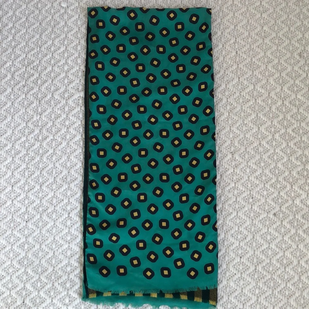 Longchamp Wool and Silk Green Scarf Made in Italy - Picture 4 of 6